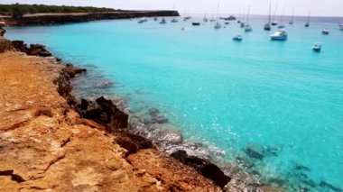 Balear Adaları Mavi turkuaz su ile güzel kayalık plaj