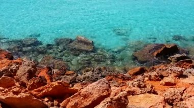 Balear Adaları Mavi turkuaz su ile güzel kayalık plaj