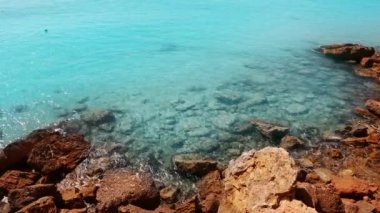 Balear Adaları Mavi turkuaz su ile güzel kayalık plaj