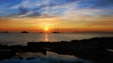 formentera Balear adalarından Ibiza deniz günbatımı Manzaralı