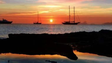 formentera Balear adalarından Ibiza deniz günbatımı Manzaralı