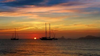 formentera Balear adalarından Ibiza deniz günbatımı Manzaralı