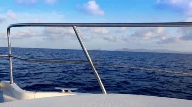 ibiza Adaları Mavi Akdeniz yelkenli tekne