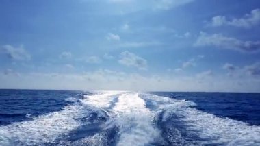 mavi okyanus deniz hızlı yat tekne prop yıkama sonrasında köpük ile