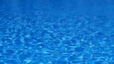 Turkuaz beach ripple su yüzey dokusunu sığ bir beyaz kum üzerinde mavi