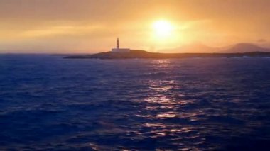 İbiza Adası'ndan Akdeniz güneşi ile bir tekne üzerinde günbatımı üzerinde tekne