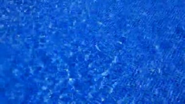 Mavi fayans havuzu su yansıma dalgalanma bir yaz tatili dalgalı yüzeyi olarak