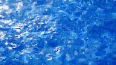 Mavi fayans havuzu su yansıma dalgalanma bir yaz tatili dalgalı yüzeyi olarak