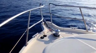 Sakin mavi deniz Akdeniz suda pruvadan yelkenli tekne
