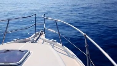 Sakin mavi deniz Akdeniz suda yelkenli tekne