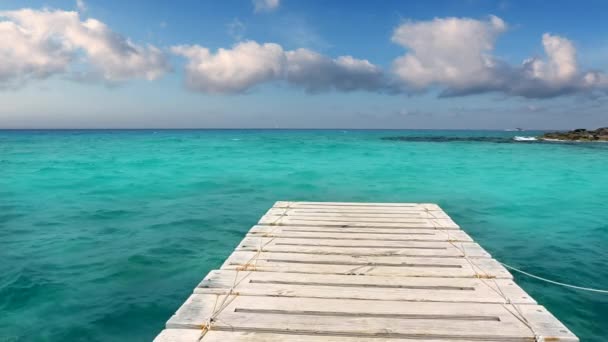 Pláž dřevěné molo tyrkysové moře formentera Baleárské ostrovy Středozemního moře — Stock video