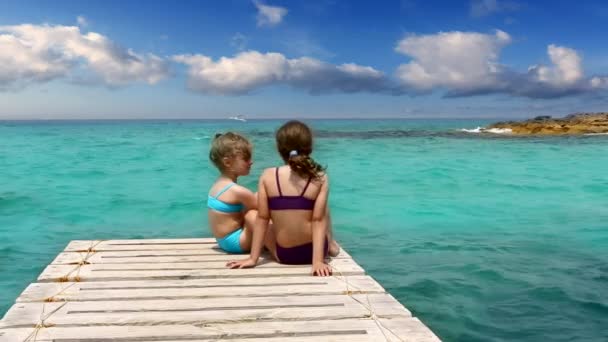 Kleine Schwestern Mädchen suchen idyllische Landschaft am Strand von Formentera — Stockvideo