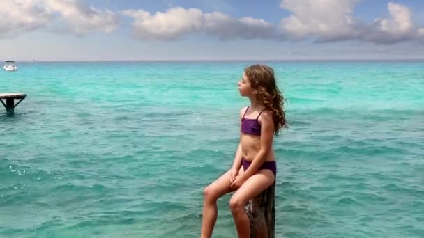 Bella bambina abbronzatura in spiaggia formentera con vento di capelli — Video Stock