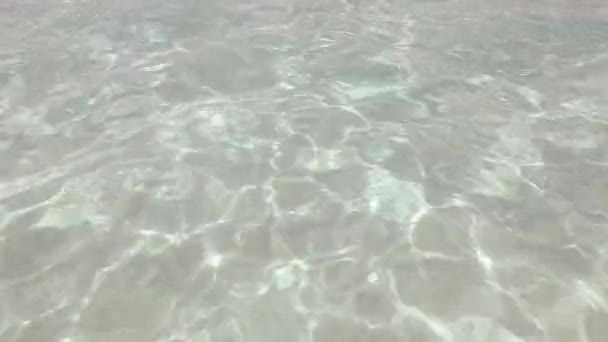 Hermosa playa costera con ondulación y fondo de reflexión de agua ondulada — Vídeo de stock