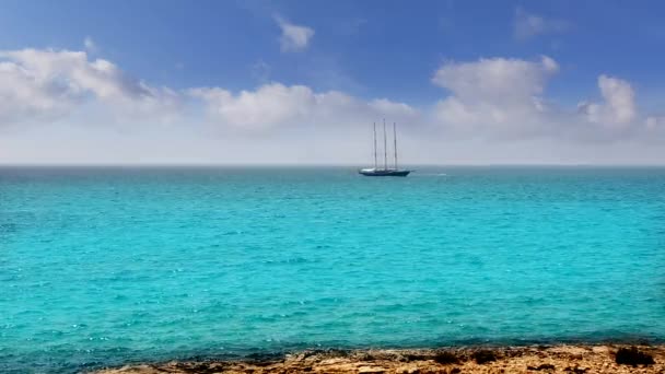 Isla de formentera Baleares cerca de ibiza velero navegando muy lejos en el horizonte — Stockvideo