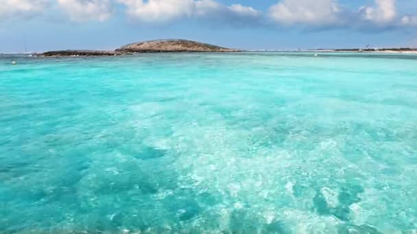 Formentera yakınındaki Ibiza Balear Adaları, turkuaz su ile illetes Illetas Beach — Stok video