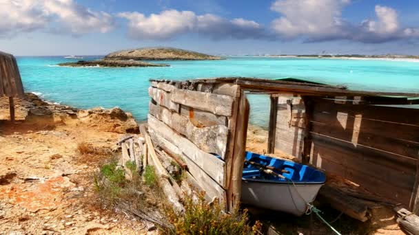 Φορμεντέρα Μαγιόρκας παραλία ηλικίας grunge ξύλινο σπίτι βάρκα — Αρχείο Βίντεο