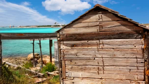 Dom drewniany granica wieku łódź na plaży illetes Formentera — Wideo stockowe
