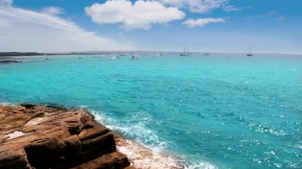 Balearerna formentera ön illetes illetas-stranden med turkost vatten och holmar — Stockvideo