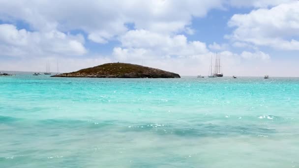 Illetes illetas 用绿松石水福门特拉岛附近在巴利阿里群岛的伊维萨岛的海滩 — 图库视频影像