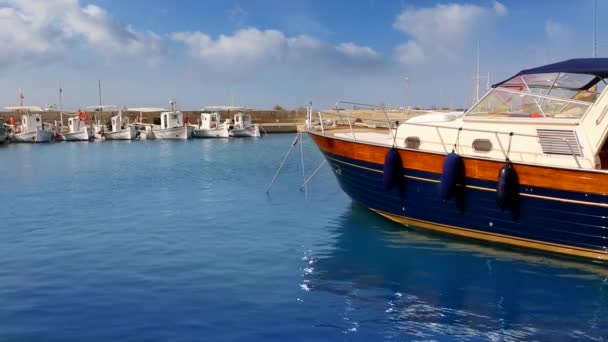 Baléares île de Formetera port de plaisance avec des yachts sur l'eau bleue méditerranéenne — Video