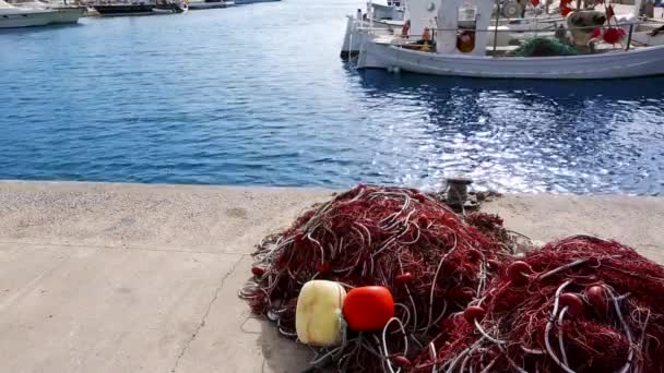 Baleares ilhas formentera porto com trammel redes de pesca bóias e barcos de pesca no fundo — Vídeo de Stock