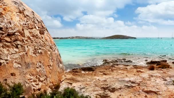 Baleareninsel illetes illetas Strand mit türkisfarbenem Wasser und kleinen Inseln — Stockvideo