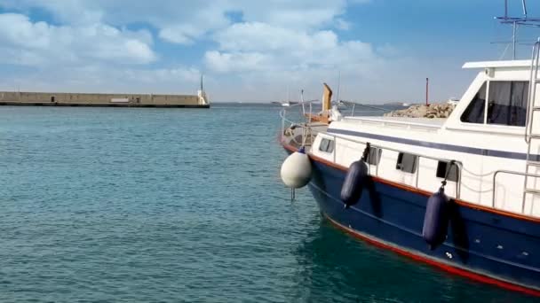 Baléares île de Formetera port de plaisance avec des yachts sur l'eau bleue méditerranéenne — Video