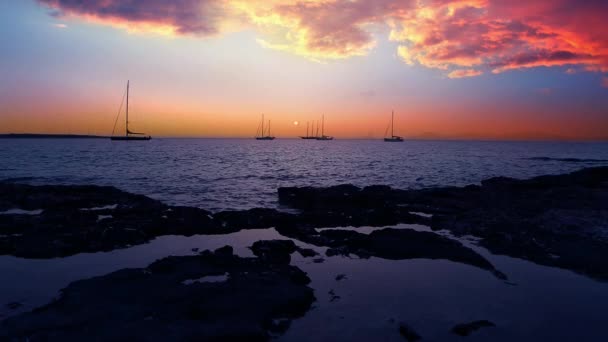 Ibiza havet solnedgången från formentera Balearerna med es vedra i horisonten och dramaric röd himmel — Stockvideo