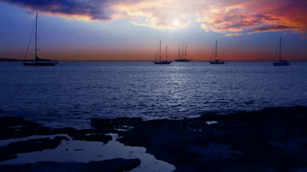 Ibiza vista al mar al atardecer desde Formentera Islas Baleares con Es Vedra en el horizonte y un espectacular cielo rojo — Vídeo de stock