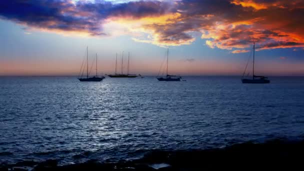 Ібіца захід сонця панорамою з Форментера Балеарські острови з визначної пам'ятки Es Vedra в горизонт і dramaric червоне небо — стокове відео