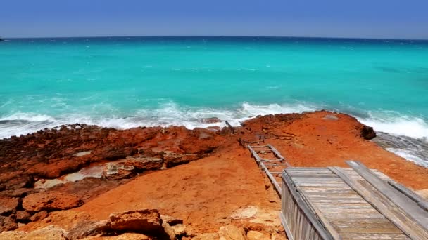 Hermosa playa rocosa escalo en las islas baleáricas — Vídeos de Stock