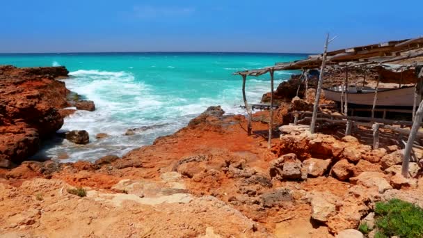 Pięknym skalistym brzegu plaży escalo w Majorka — Wideo stockowe