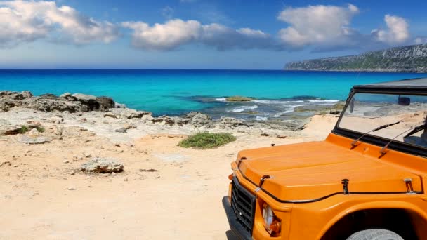 Schöner Strand mit Cabrio-Auto in Ibiza mit türkisfarbenem Wasser — Stockvideo
