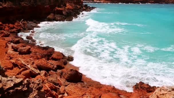 フォル メンテラ島バレアレス諸島・ イビサ付近サージ日波のターコイズ ブルーの海でカラ saona — ストック動画