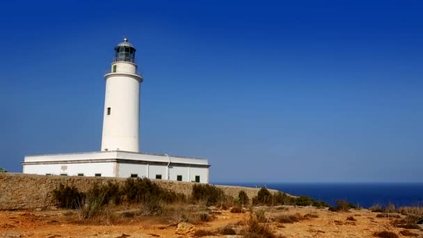 Faro de Formentera La Mola en el azul del mar Mediterráneo — Vídeos de Stock