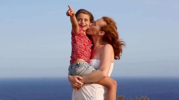 Familia feliz saludo adiós en fondo azul mar — Vídeo de stock