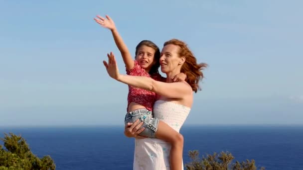 Familie gelukkig groet afscheid in blauwe zee achtergrond — Stockvideo