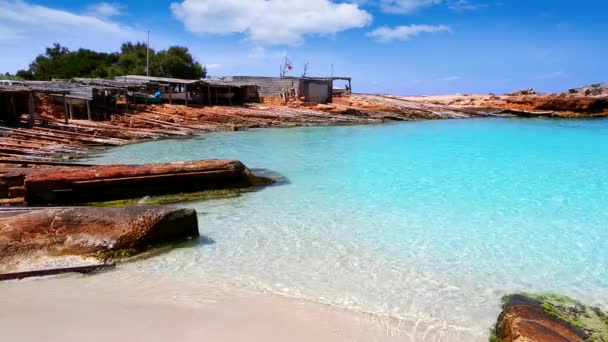 Hermosa playa de escalo rocoso en las islas baleáricas turquesa — Vídeo de stock