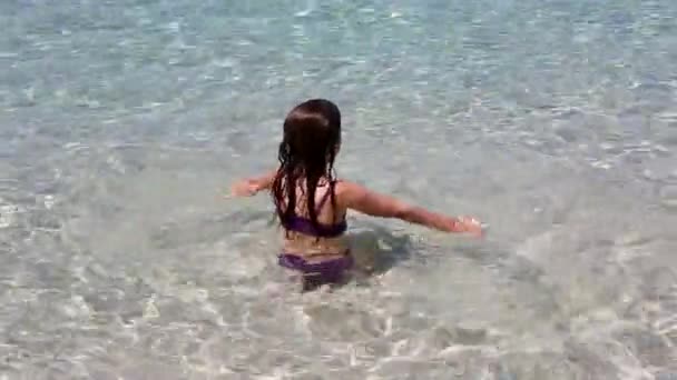 Belle petite fille jouant à la plage d'ibiza en vacances d'été — Video