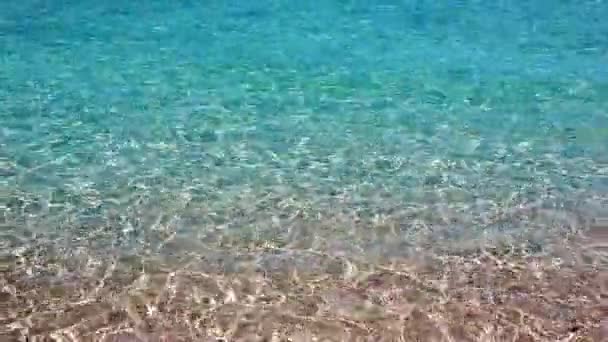 Praia da costa azul-turquesa ondulada em férias tropicais — Vídeo de Stock