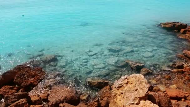 Красивий кам'янистий пляж на островах з блакитною бірюзовою водою — стокове відео