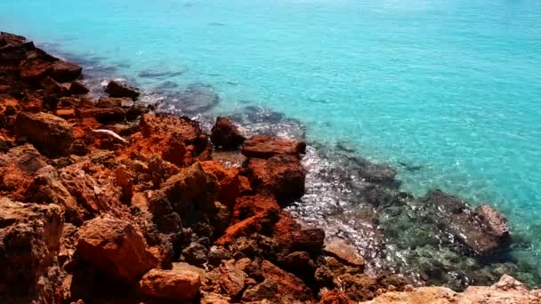 Hermosa playa rocosa en islas baleáricas con agua azul turquesa — Vídeo de stock
