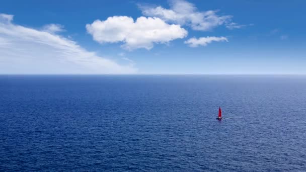 Veleiro que navega no mar Mediterrâneo profundo offshore — Vídeo de Stock