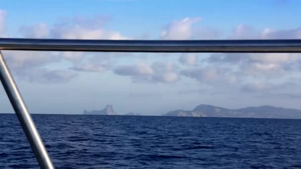 Barco navegando em mar azul mediterrâneo em ilhas ibiza — Vídeo de Stock