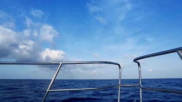 Navegación en barco en mar azul mediterráneo en las islas ibiza — Vídeos de Stock