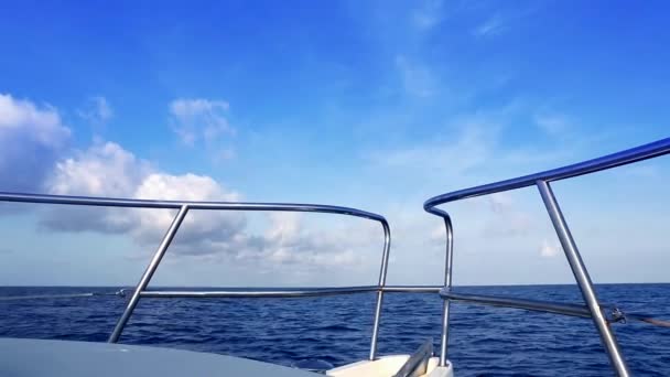 Boot varen in blauwe Middellandse Zee op ibiza eilanden — Stockvideo