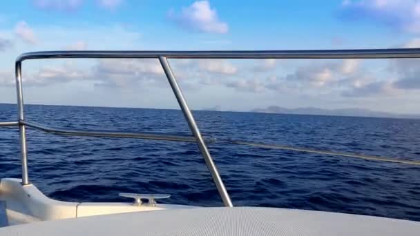 Loď plující v modré Středozemní moře na Ibize ostrovy — Stock video