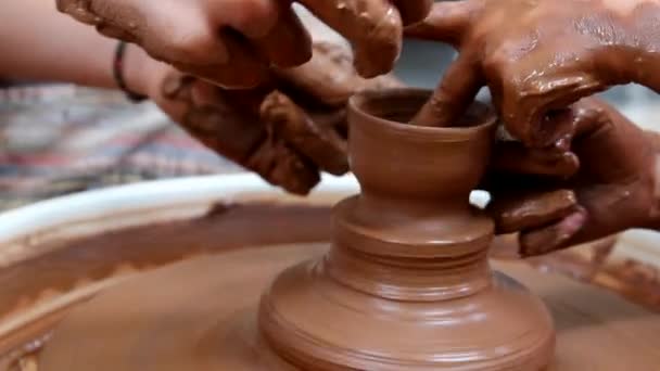 Klei potter handen wiel aardewerk werk in atelier met leraar handen. leren hoe te ontwikkelen van de traditionele handwerk — Stockvideo