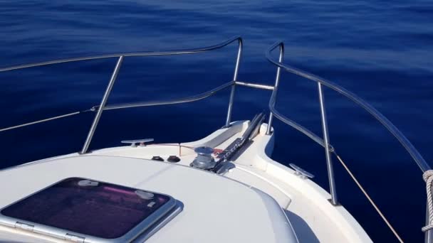 Barco navegando en un mar azul tranquilo aguas mediterráneas — Vídeos de Stock